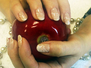 Работа мастера по свадебному маникюру салона Дива Работа мастера по свадебному маникюру салона Дива