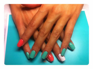 Работа мастера по маникюру салона красоты Дива Работа мастера по маникюру салона красоты Дива