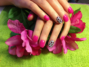 Работа ведущего мастера по маникюру салона красоты Дива Работа ведущего мастера по маникюру салона красоты Дива