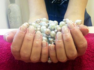 Работа ведущего мастера по свадебному маникюру Работа ведущего мастера по свадебному маникюру