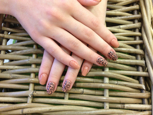 Работа мастера по маникюру Работа мастера по маникюру