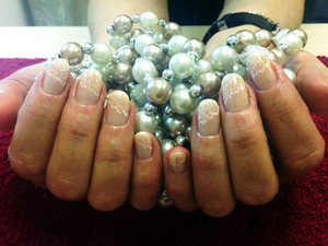 Работа мастера по свадебному маникюру Работа мастера по свадебному маникюру