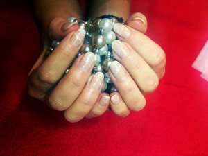 Работа мастера по свадебному маникюру салона красоты Дива Работа мастера по свадебному маникюру салона красоты Дива